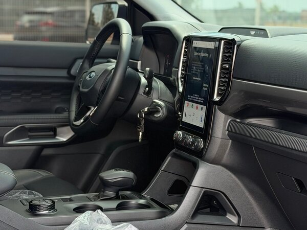 Ford Ranger V6 0KM - Console com câmbio E-shifter, seletor de tração e multimídia vertical